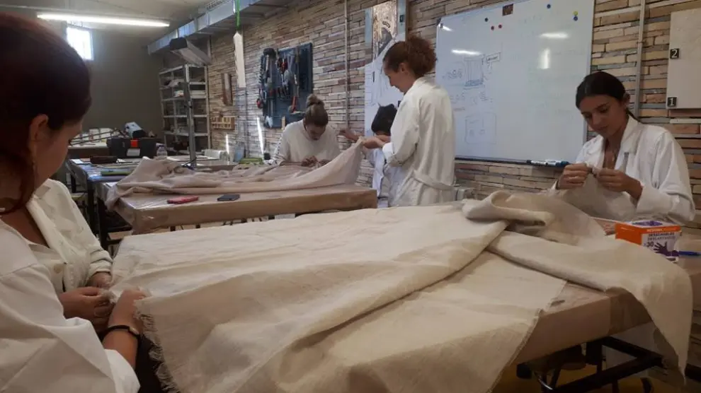 Alumnas de 2º haciendo prácticas de consolidación textil