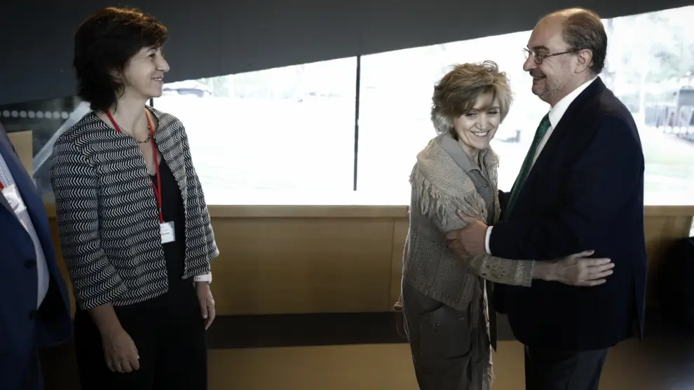 La ministra de Sanidad, María Luisa Carcedo, saluda al presidente del Gobierno de Aragón, Javier Lambán, antes del comienzo del Congreso