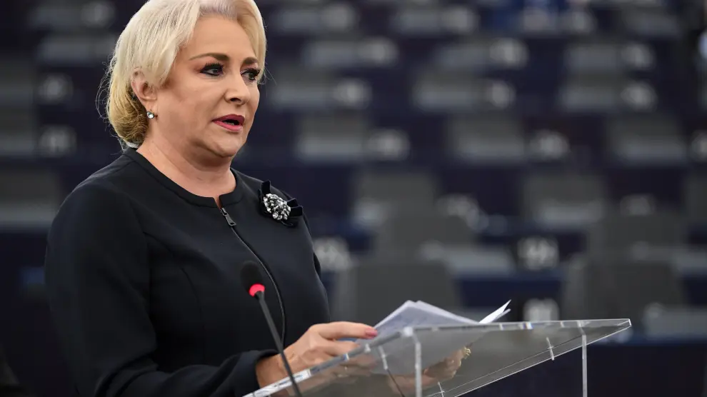 La primera ministra de Rumanía, cuyo partido apoya el referéndum, pronunciando un discurso en el Parlamento Europeo.