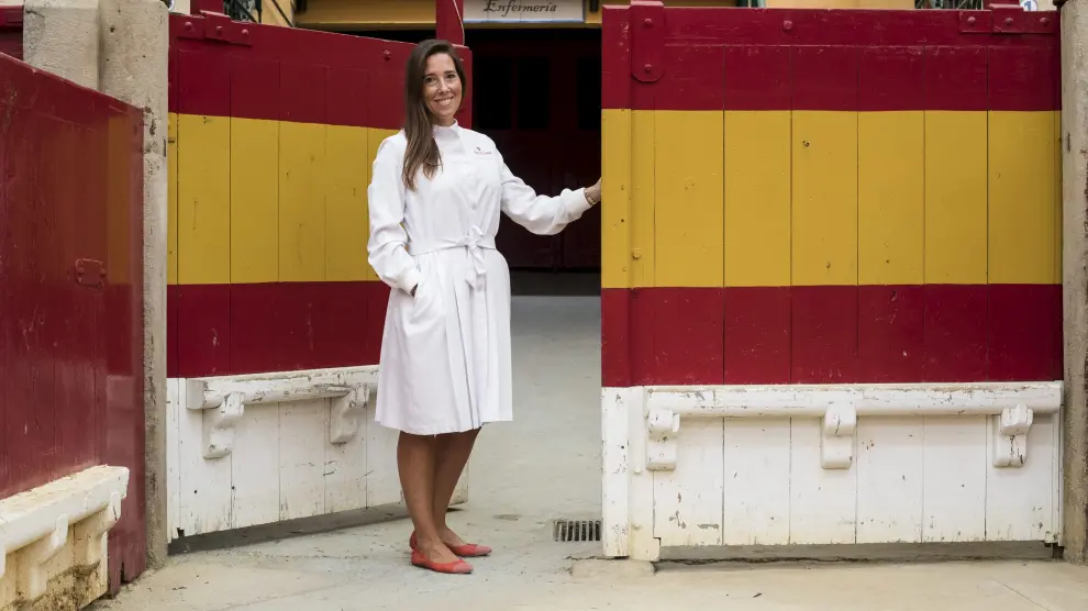 Pilar Val-Carreres, en la puerta de la enfermería de la plaza de toros con el modelo de bata que su familia lleva desde hace años.