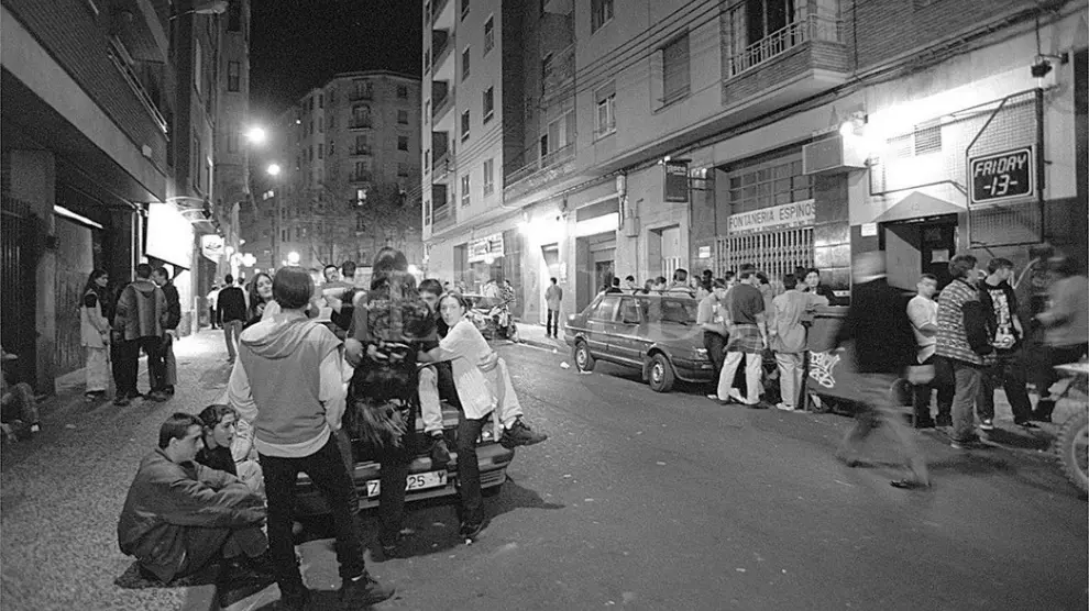 Jóvenes en la calle Moncasi, una noche de los noventa