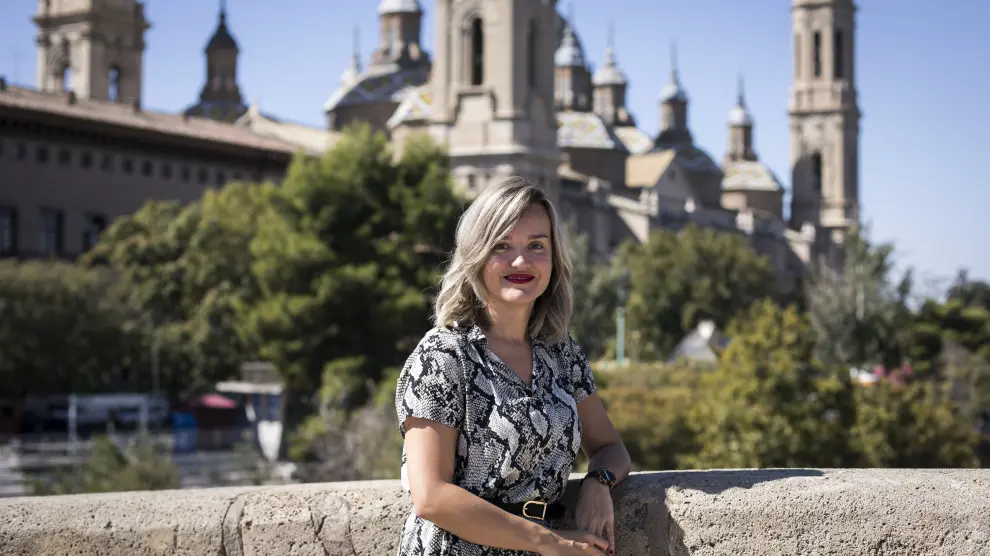 Pilar Alegría, en el puente de Piedra de Zaragoza, ante la Casa Consistorial y la basílica del Pilar.