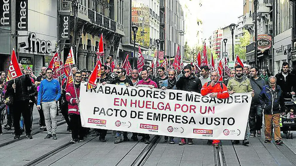 Manifestación. Trabajadores de Megasider han protagonizado varias protestas por el centro de Zaragoza para denunciar la falta de avances en la negociación del convenio y la rebaja drástica de salarios que sufren desde enero.