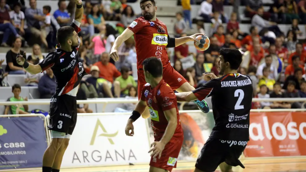 Álex Marcelo se eleva para lanzar durante el Bada Huesca-BM Logroño disputado en el Palacio de los Deportes.