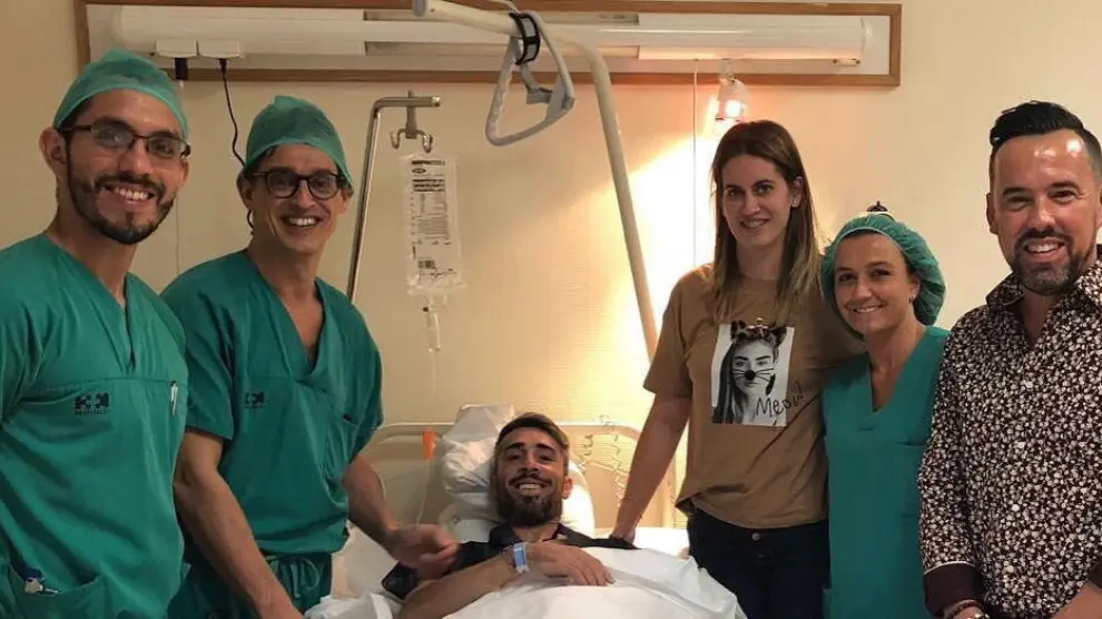 Luisinho en la habitación del hotel en La Coruña, donde ha sido intervenido este viernes de su grave lesión de rodilla.