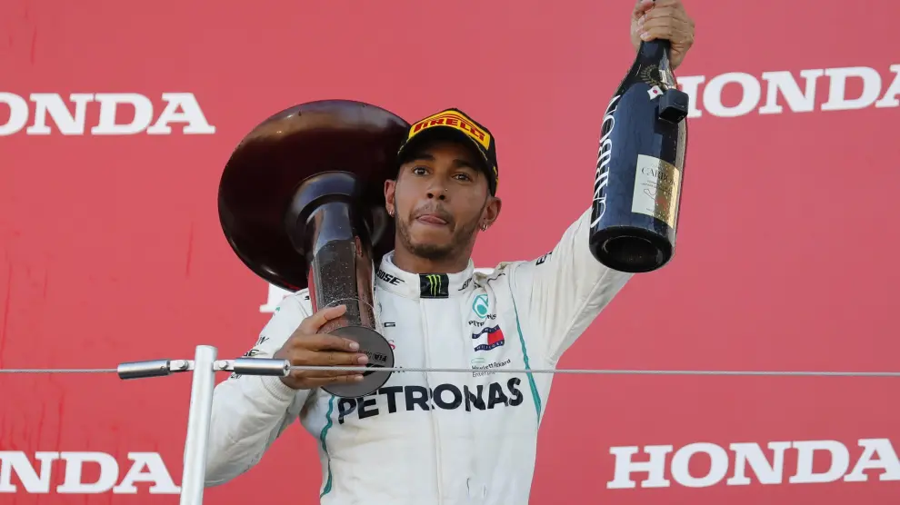 Lewis Hamilton celebra su triunfo en Japón.