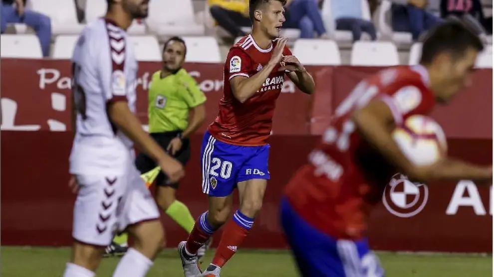Gual celebra su primer gol como zaragocista, en el último partido en Albacete. En primer plano, Zapater, tras darle la asistencia, recoge el balón para sacar deprisa de centro.
