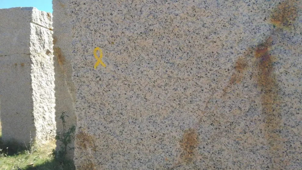 El lazo amarillo se encuentra en uno de los bloques de granito de este conjunto escultórico