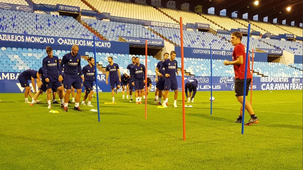 Los jugadores del Real Zaragoza, en la noche del sábado durante el entrenamiento que llevaron a cabo sobre el nuevo césped de La Romareda.