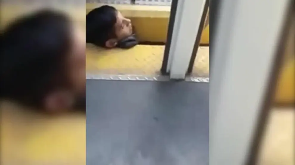 Un joven queda atrapado entre el tren y el andén en Argentina