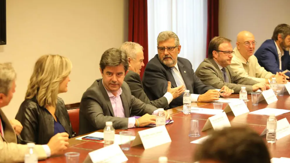 Representantes del Gobierno de Aragón, Ayuntamiento de Huesca, Universidad de Zaragoza y Diputación Provincial durante la reunión del Patronato del Estudio General.