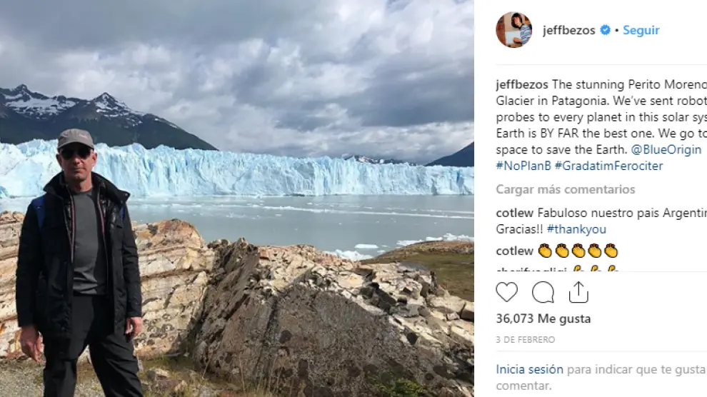 Jeff Bezos, con el glaciar Perito Moreno de fondo, en una imagen de su perfil de Instagram.