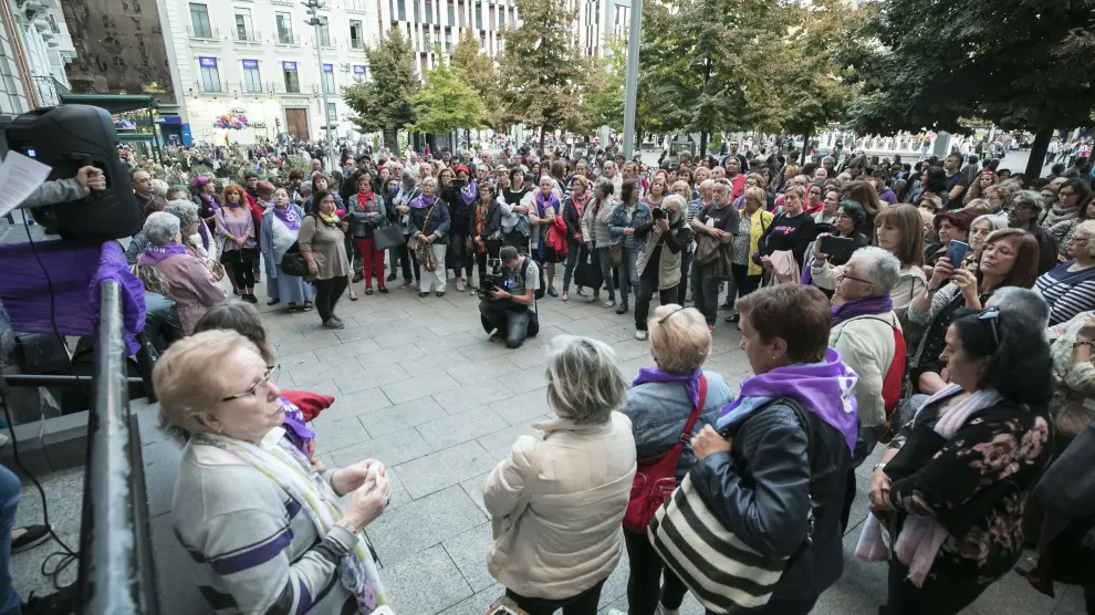 Un momento de la concentración celebrada este lunes en la plaza de España de Zaragoza.