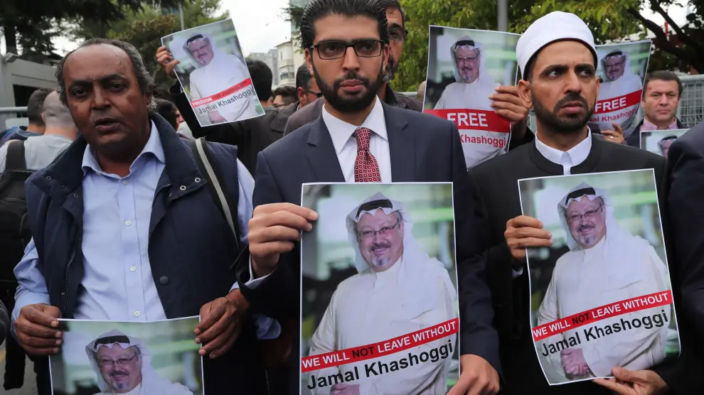 Varios activistas muestran retratos del periodista saudí asesinado en Estambul.