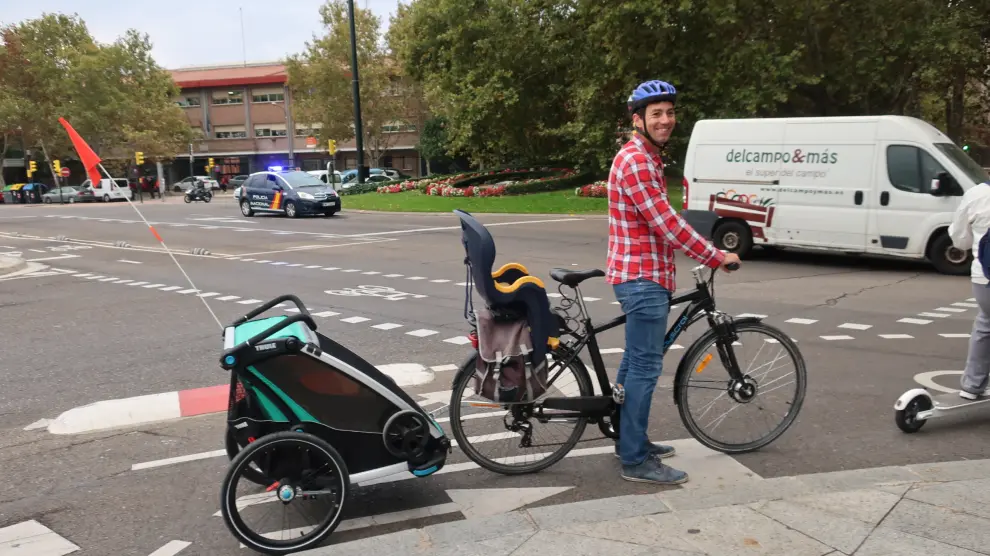 Roberto Gracia, ciclista zaragozano que lleva a sus hijos en un remolque acoplado a su bicicleta.