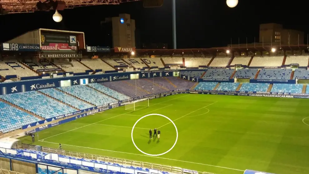 Cuartero, Lalo y Barba, sobre el césped de La Romareda (en el círculo), a las 23.50 del lunes, minutos después de acabar el Real Zaragoza-Osasuna.