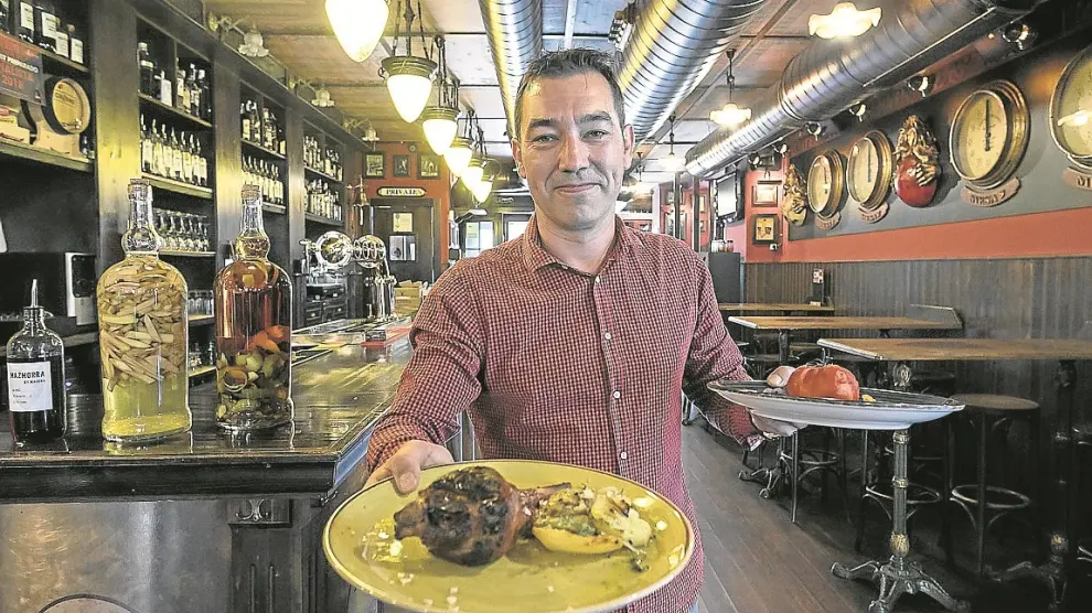 David Sariñena, dueño del restaurante Mazmorra by Macera, muestra uno de sus platos.