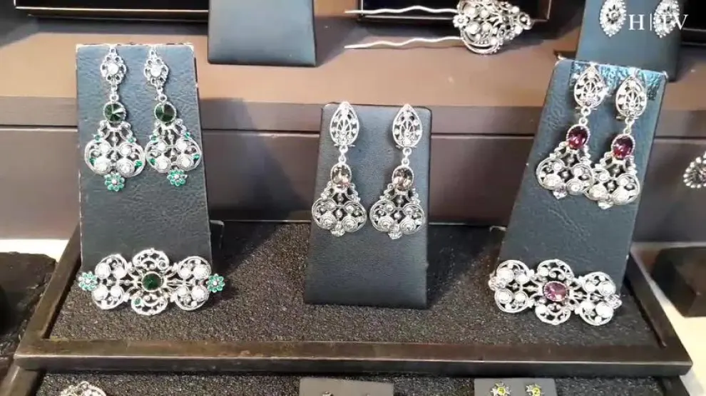 La tradición se mantiene en el diseño de las joyas de baturra: plata y colores ahumados
