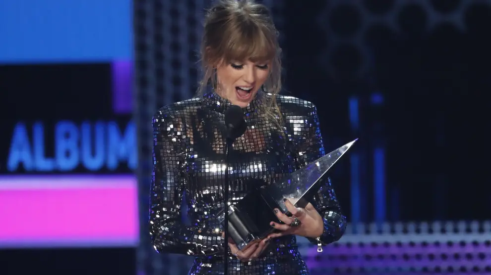 Taylor Swift recibiendo uno de sus galardones.