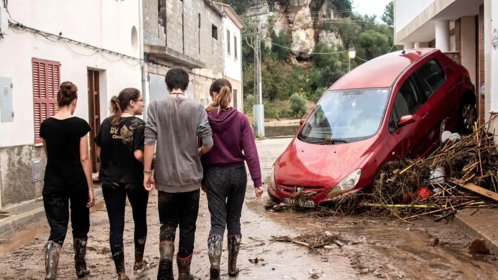 Vecinos y voluntarios han colaborado en las tareas de limpieza en Sant Llorenç tras la riada.
