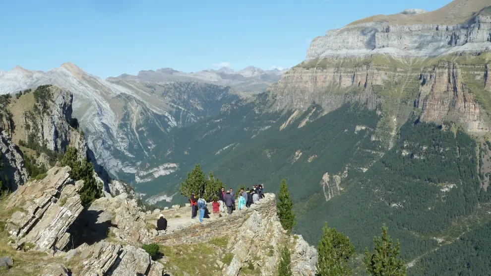 Grupo de informadores turísticos franceses del valle de Gavarnie miran Ordesa tras la geo ruta sierra de Cutas.