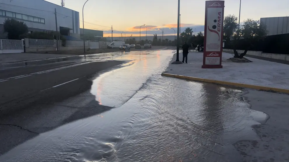 Varios reventones en Malpica dejan sin agua a algunas empresas.