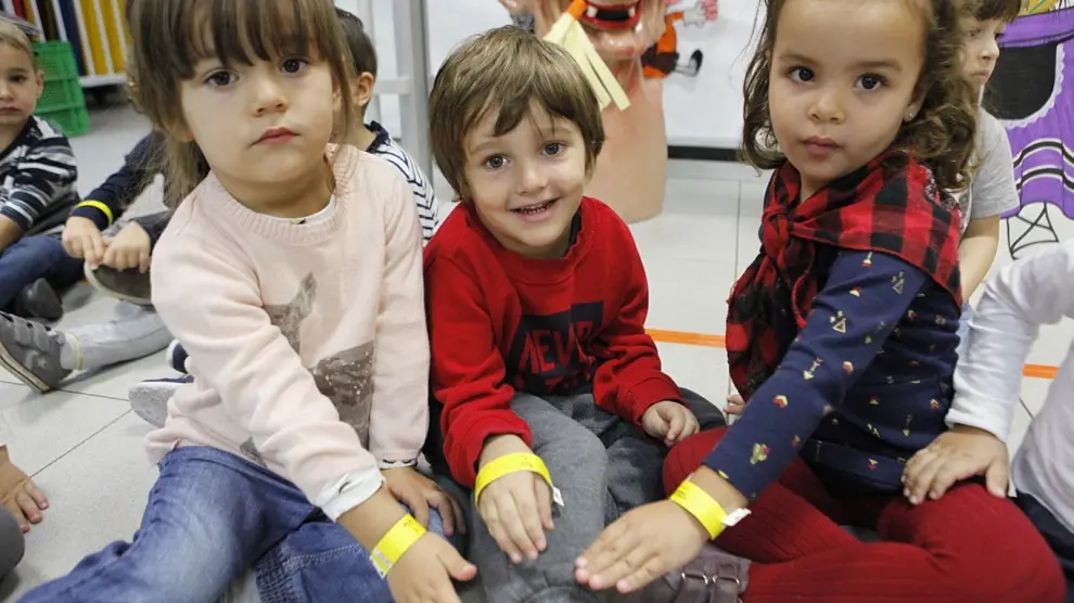 Niños del colegio Doctor Azúa de Zaragoza lucen la nueva pulsera identificativa que se ha presentado este miércoles.