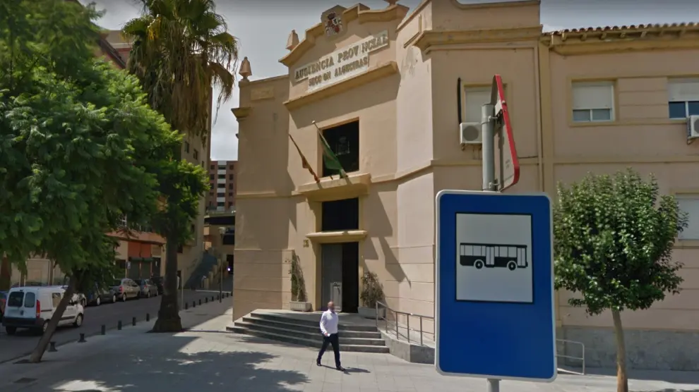 El suceso ha tenido lugar en la Sección de Algeciras de la Audiencia Provincial, cuando el herido esperaba para declarar sobre un asunto relacionado por el narcotráfico.