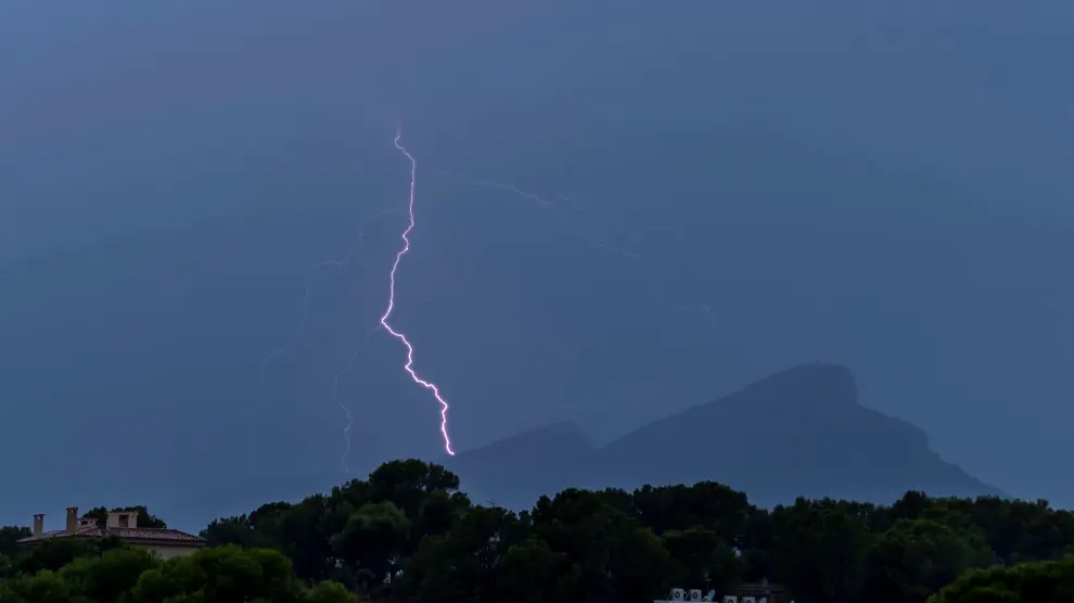 Un rayo cae sobre la isla de Dragonera, durante las tormentas de Mallorca.