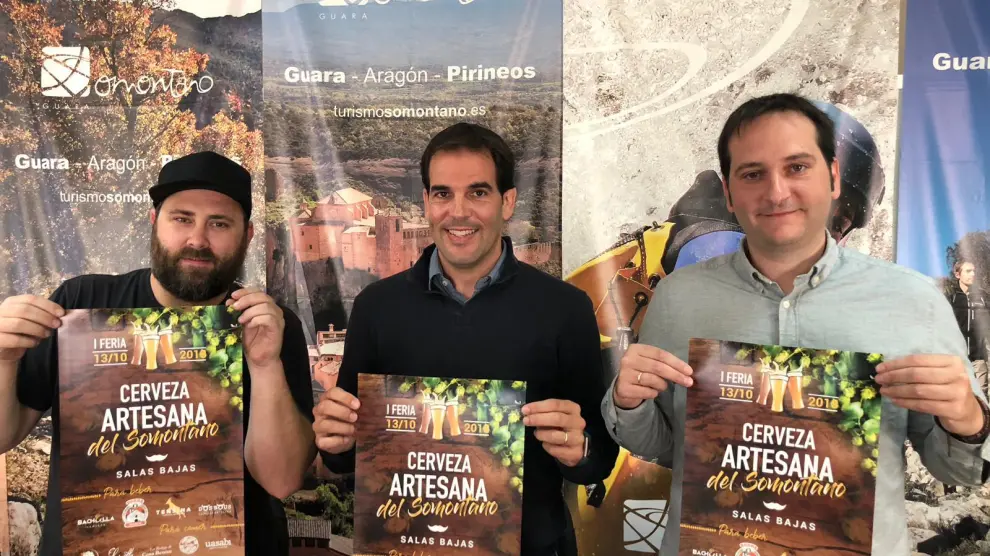 Jorge Zanuy, de L'Usuella, Daniel Gracia, alcalde de Salas Bajas, y Javier Ramón de Bachiella, en la presentación de la I Feria de la Cerveza