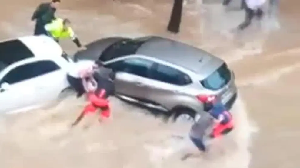 Angustioso rescate de dos mujeres atrapadas bajo un coche por las lluvias en Tarragona