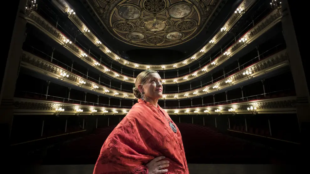 La cantadora Elena Casaña, en el Teatro Principal de Zaragoza, el templo jotero por excelencia aunque desde hace unos años no se celebre allí el Certamen de Oficial