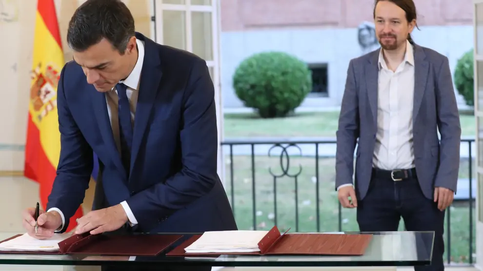 Sánchez e Iglesias firmando el acuerdo presupuestario en Moncloa.