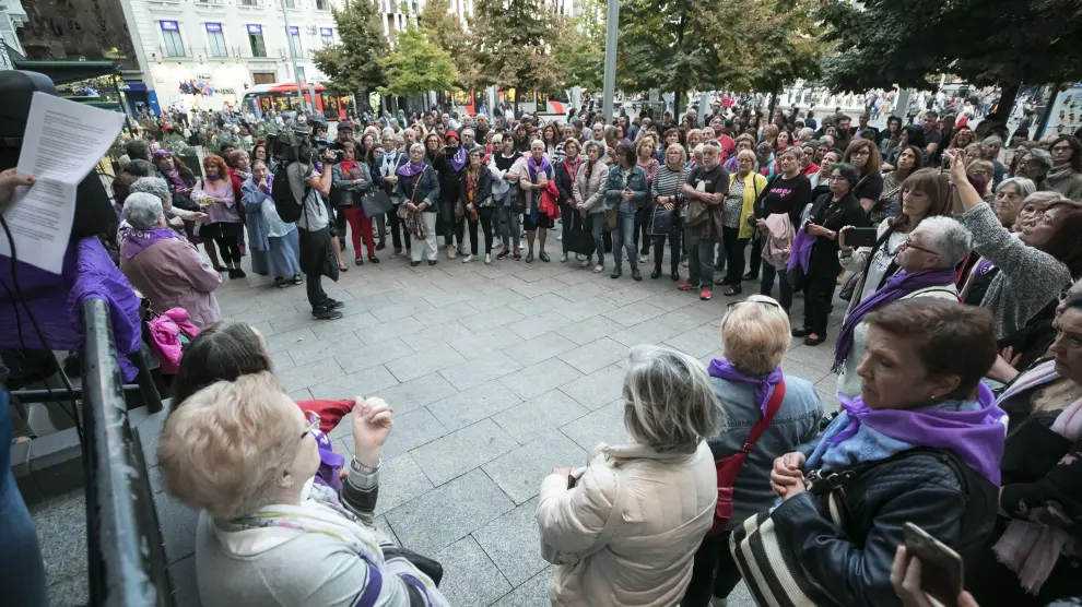 Imagen de una concentración de repulsa en la plaza de España por la agresión sexual en Delicias durante las Fiestas del Pilar.