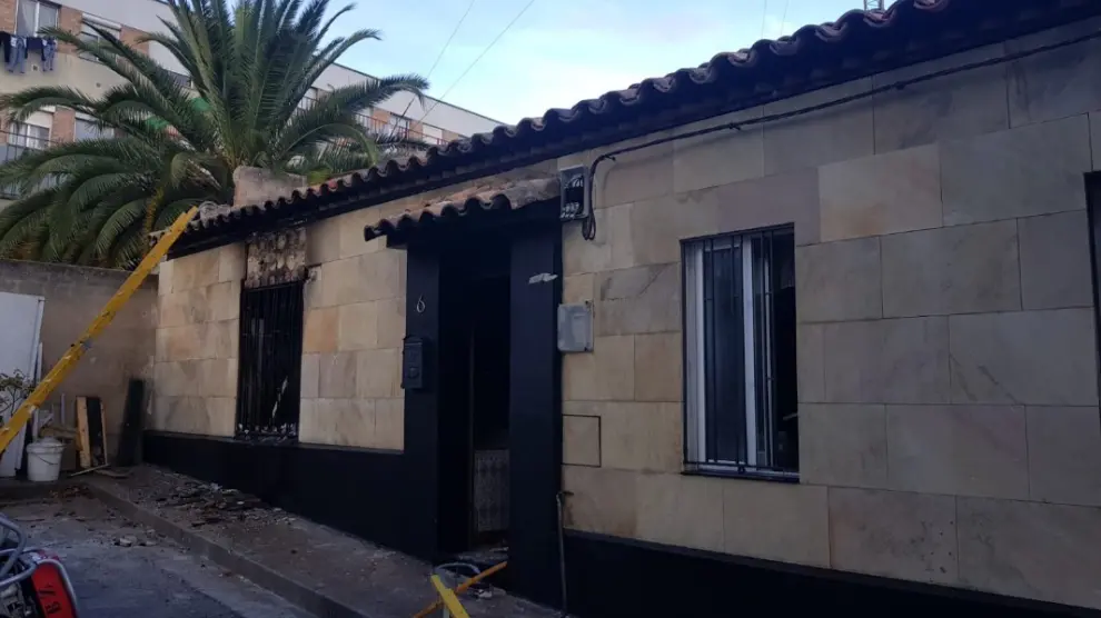 Imagen de la vivienda afectada por el fuego en la calle Flor de Lis.