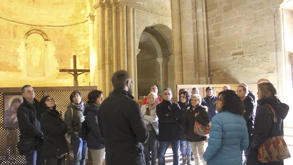 Participantes en una visita guiada al monasterio de Sijena.