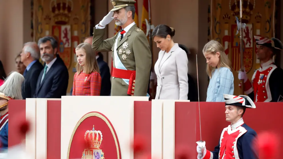 El Rey saluda a la bandera durante el desfile; a su derecha, la princesa Leonor.