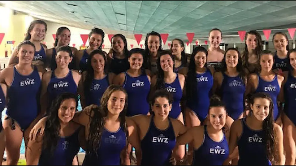 El plantel de la Escuela Waterpolo Zaragoza, que este sábado visita la piscina del Sant Feliu