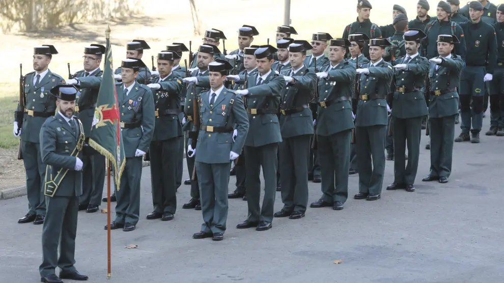 Guardias civiles en formación durante la celebración de su patrona, la Virgen del Pilar, en la Comandancia de Huesca.