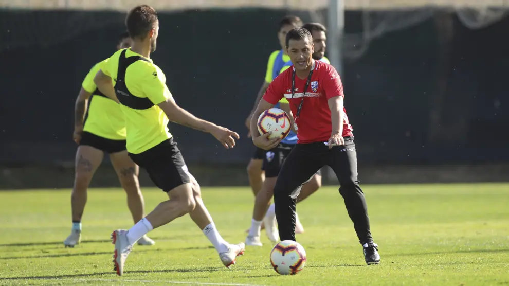 El nuevo técnico se emplea con intensidad durante los entrenamientos con la SD Huesca.