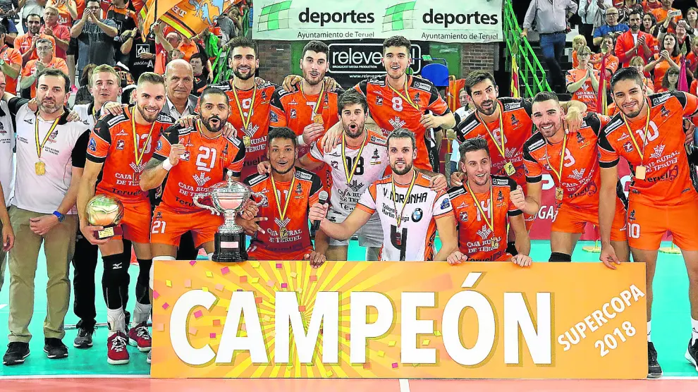 La plantilla naranja, tras ganar la Supercopa el pasado día 6 en el pabellón turolense Los Planos contra el Unicaja Almería.