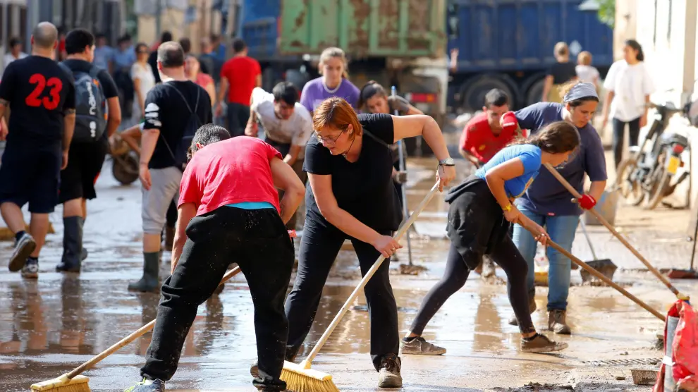 Voluntarios y vecinos trabajan para reparar los daños causados por las inundaciones en Sant Llorenç.