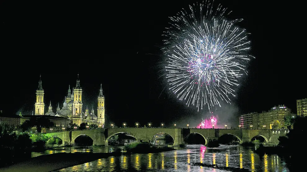 Multitud de personas han disfrutado del espectáculo de los fuegos artificiales en los puentes y la ribera del Ebro.