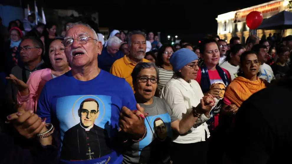 Cientos de feligreses se congregan en El Salvador para celebrar la santificación de Óscar Romero