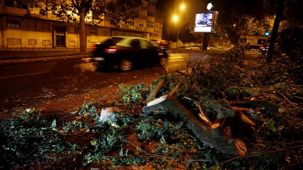 Casi 325.000 personas sin luz y 27 heridos en Portugal por la tormenta Leslie