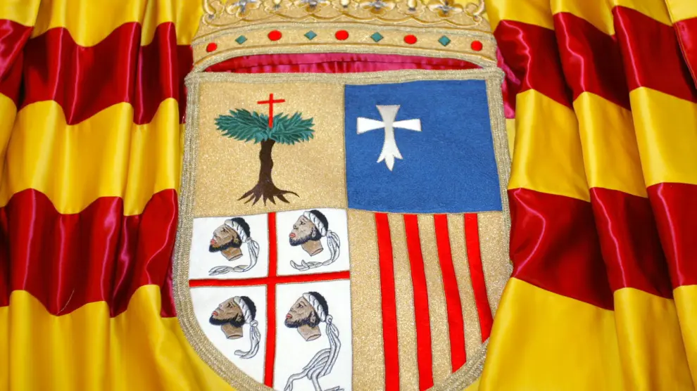 La bandera de Aragón con su escudo.