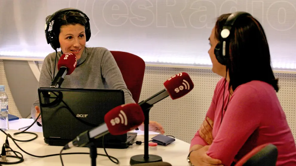 Ayanta Barilli, autora de 'Un mar violeta oscuro', durante una entrevista.