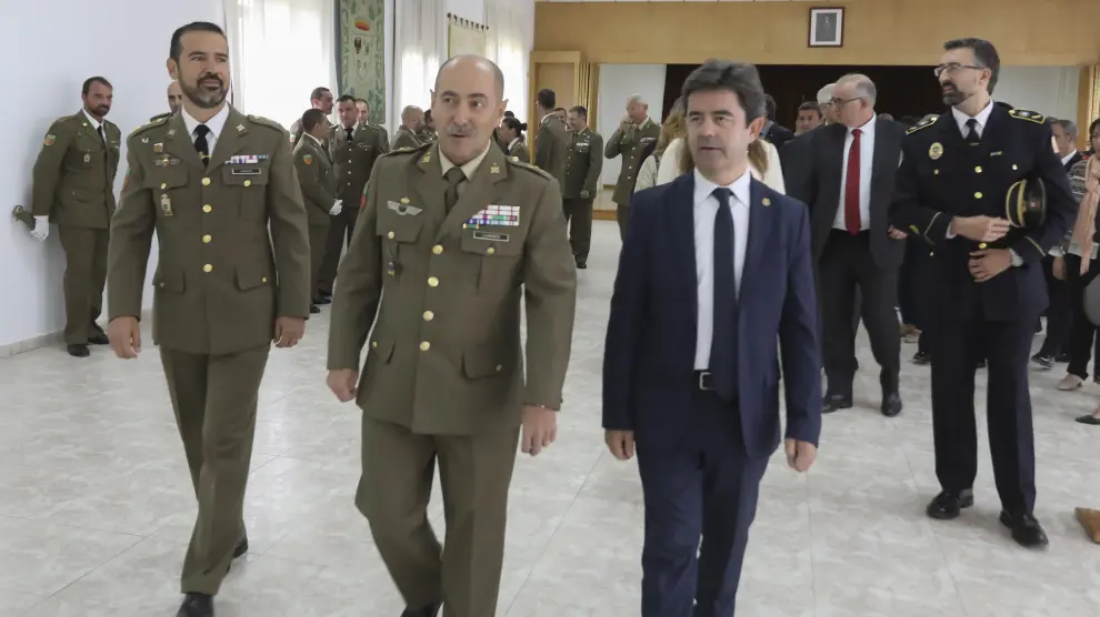 El alcalde de Huesca, Luis Felipe, junto al general jefe de la Tercera Subinspección General del Ejército, Jesús Llorente, en una reciente visita al cuartel.