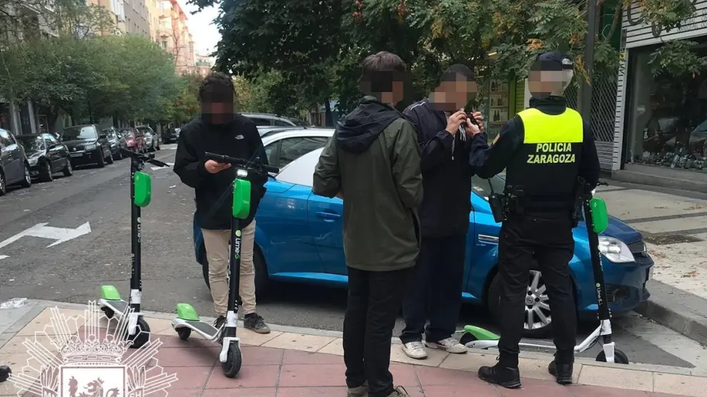 La Policía Local de Zaragoza multando a los usuarios de patinetes que circulaban bajo los efectos del alcohol