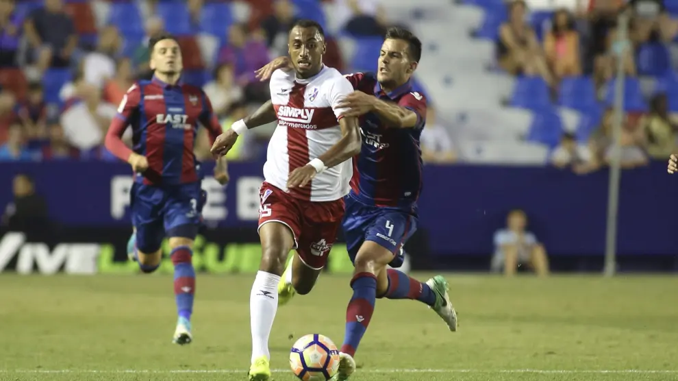 Akapo durante el último partido del Huesca contra el Levante, en la jornada 42 de la temporada 2016-17 en Segunda, con victoria y clasificación para el 'play off'.